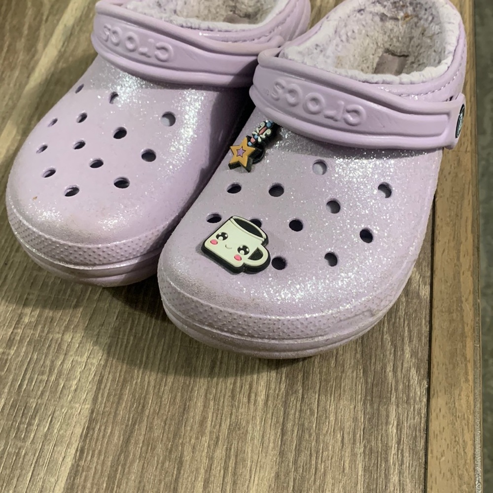 Lavender little girl crocs w/ fur.